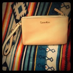 👜 Calvin Klein wristlet with strap❤️